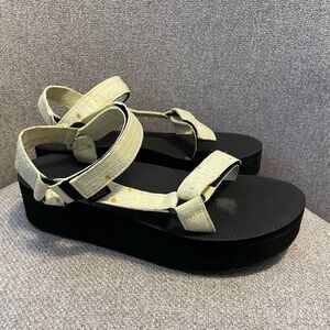 TEVA- Women's Flatform Universal Gloriosa sandals. Size 9